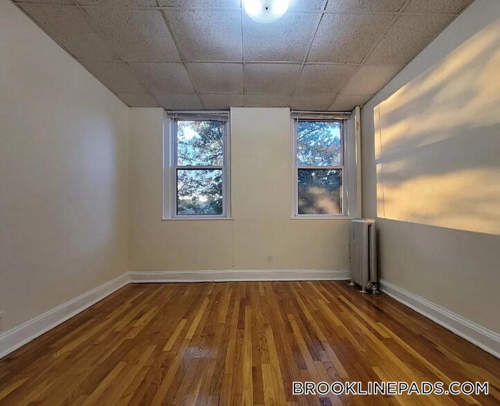 Building Photo - 364 Riverway