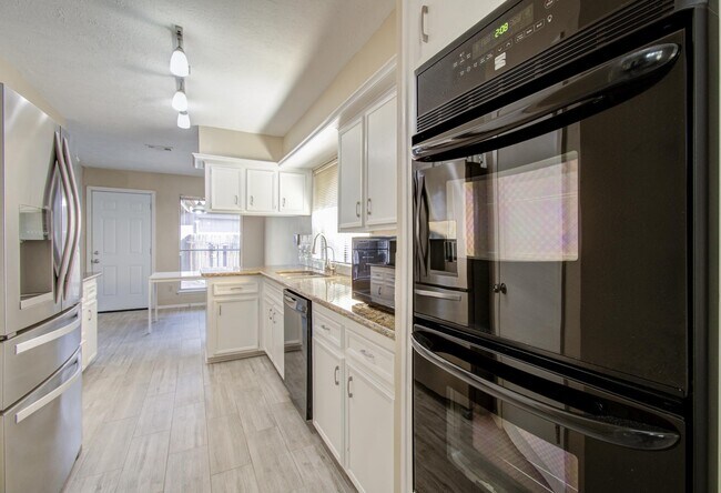 Building Photo - 2707 Planters St