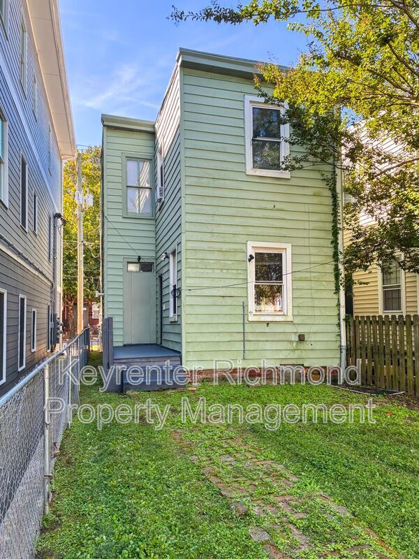 Building Photo - 2104 W Cary St