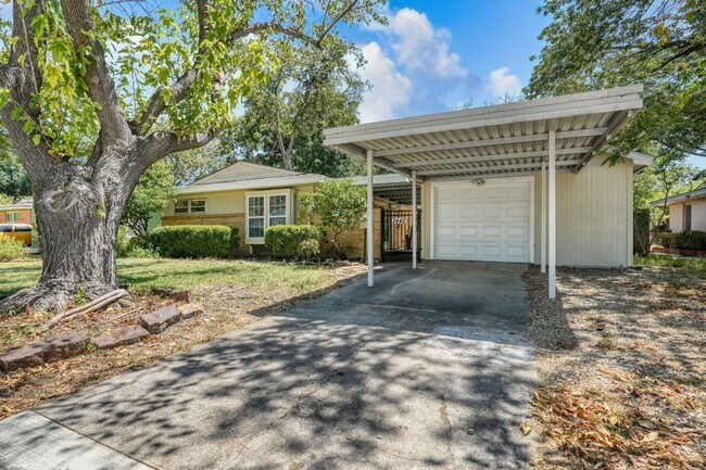 Building Photo - 2442 Oates Dr