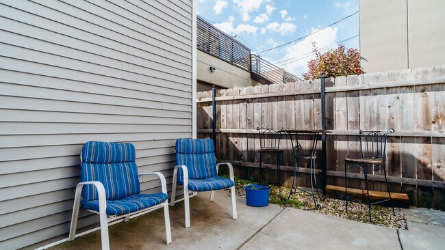 Building Photo - 2927 W Lyndale St