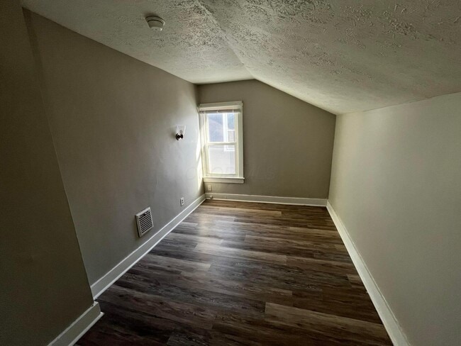 Building Photo - 556 Southwood Ave