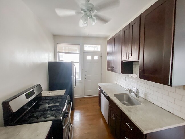 Interior Photo - 851-59 W. Cornelia