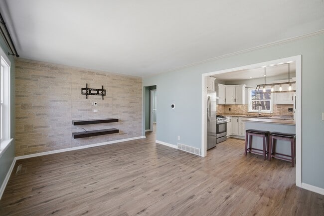 Building Photo - 4611 W Shore Dr