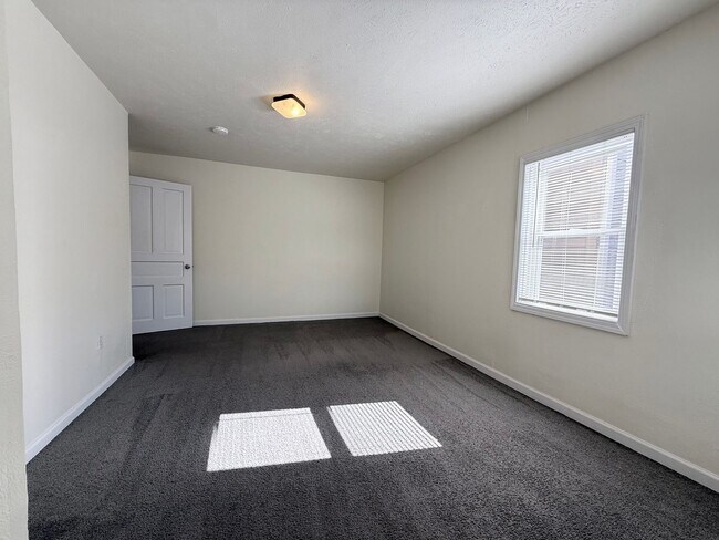 Building Photo - Updated 4BR / 2 Bath Home with off-street parking!