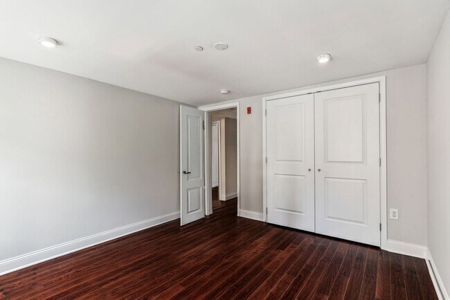 Building Photo - 1721 Pine St
