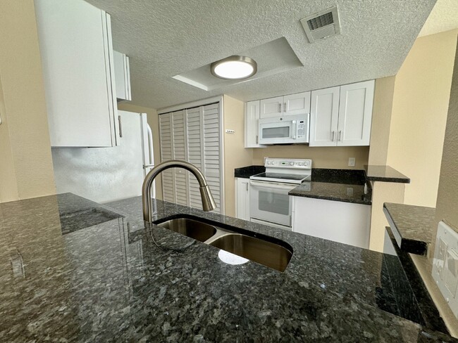 Building Photo - Fully renovated Townhome for Rent in Daven...