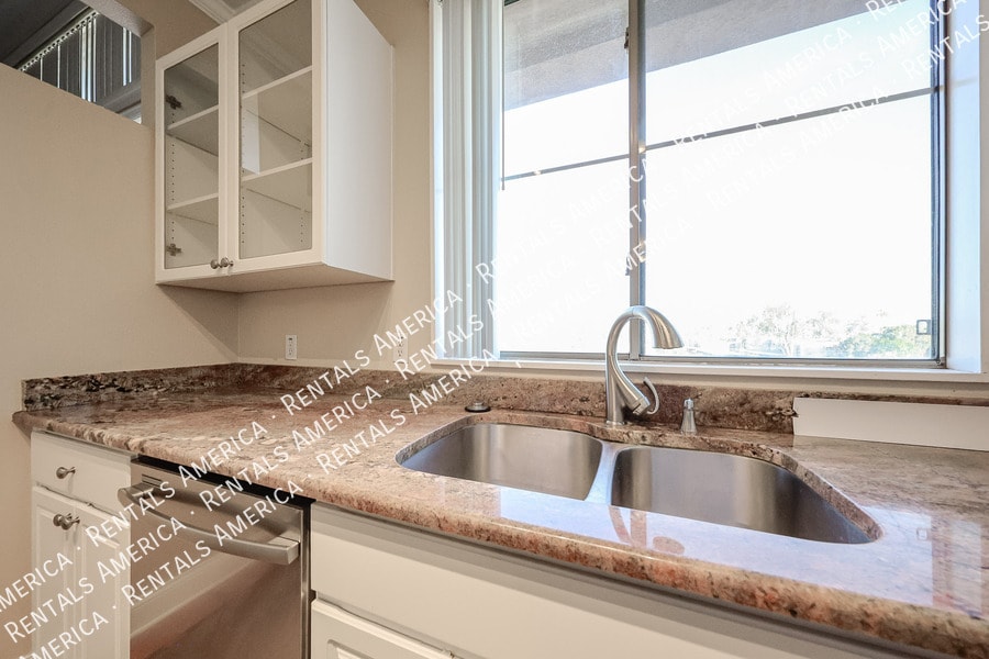 Building Photo - 1701 E Colter St