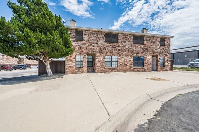 Building Photo - NOW LEASING : 3 Bed 2.5 Bath Townhouses