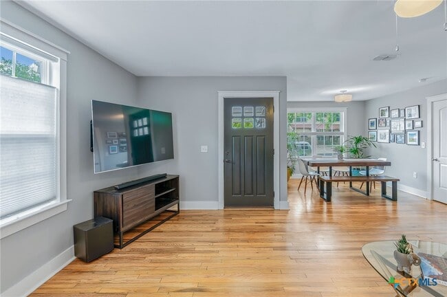 Building Photo - 2404 Oak Crest Ave