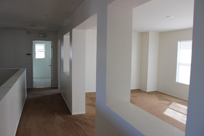 Building Photo - BEAUTIFUL LARGE 5 Bedrooms, 2.75 Bathrooms Home