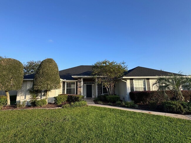 Building Photo - Lake Diamond Golf and County Club Pool Hom...