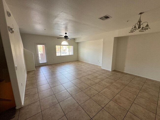 Building Photo - 4 Bedroom - 3.5 Bath Townhome in Gilbert