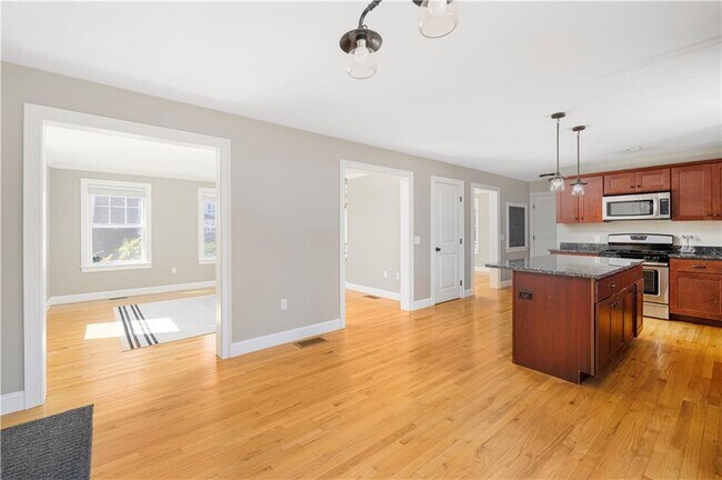 Building Photo - 18 Vanderbilt Ln
