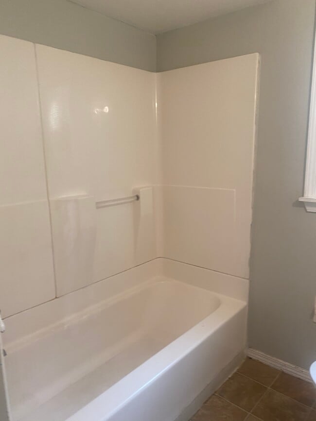 Bath - 32 Barcelona Ave