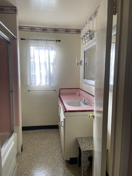 Building Photo - 1431 1/2 N Allen Ave