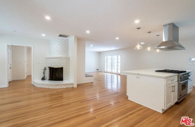 Building Photo - 2201 Coldwater Canyon Dr
