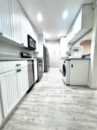 Building Photo - Highly Upgraded