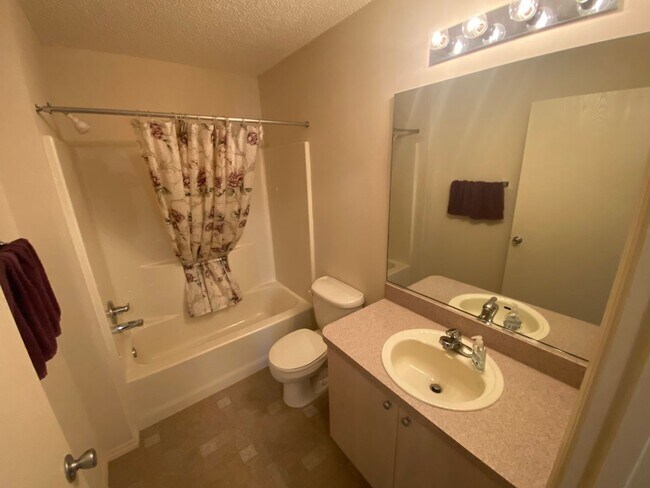 Building Photo - Beautiful 2 + 2 Villa, Mostly Furnished AN...