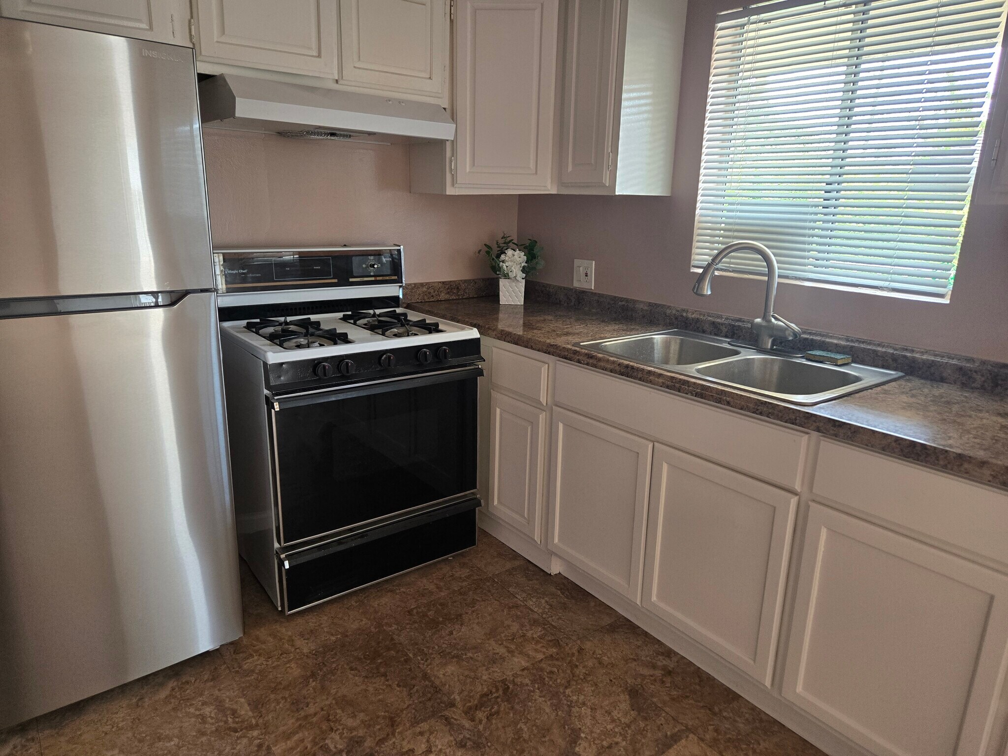 Building Photo - 5723 Hazeltine Ave