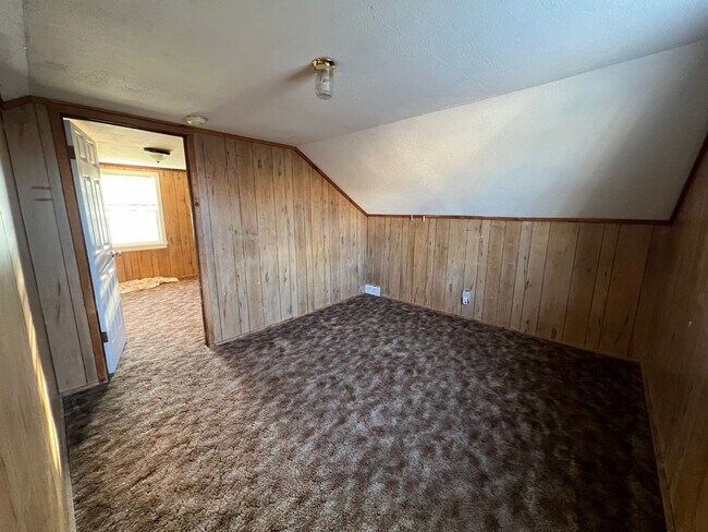 Building Photo - Cozy 3 Bed/1 Bath, With a White Picket Fence