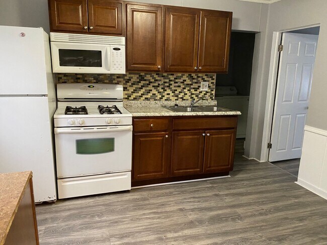 Building Photo - CUTE 2 BEDROOM 1 BATH HOME IN FERNDALE $1250