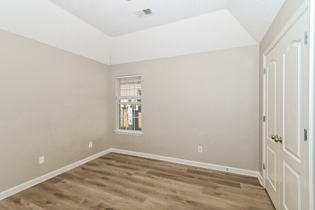 Building Photo - 7850 Fallstone Rd