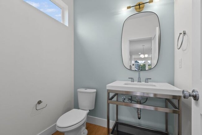 Building Photo - Stunning Modern Air-Conditioned Townhome in Coveted Whittier Heights