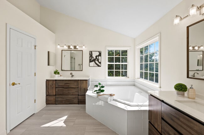 Building Photo - 13438 Burrough Farm Dr