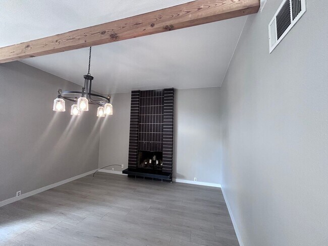 Building Photo - Three Bedroom Two Bathroom Home with Den/Home Office