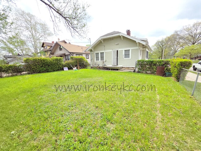 Building Photo - 2100 E 58th St