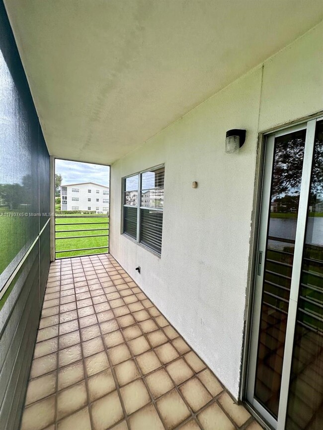 Building Photo - 402 Fanshaw J