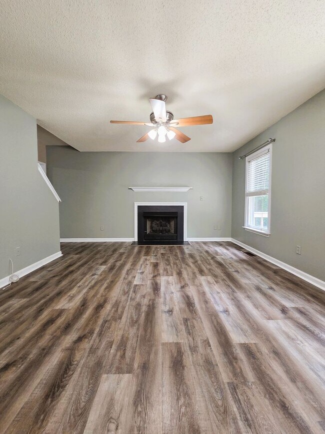 Building Photo - Well maintained 2 story home in Providence Creek Subdivision