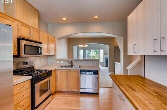 Building Photo - Beautiful Townhome Available in the Progress Ridge Subdivision in Beaverton - $500 MOVE IN SPECIAL!