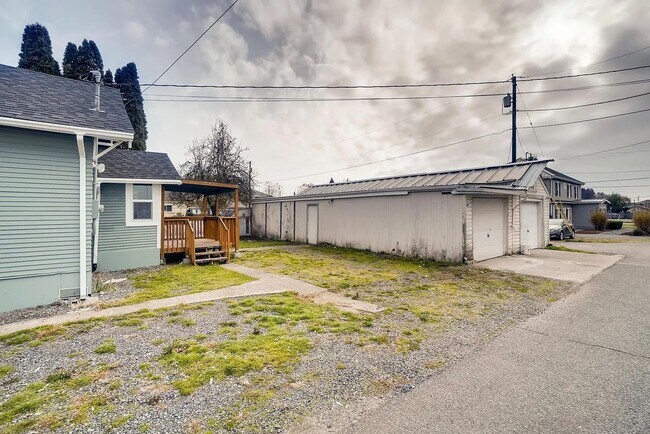 Building Photo - Updated 2BR Home in Marysville – Spacious Garage, Decks & RV Parking!