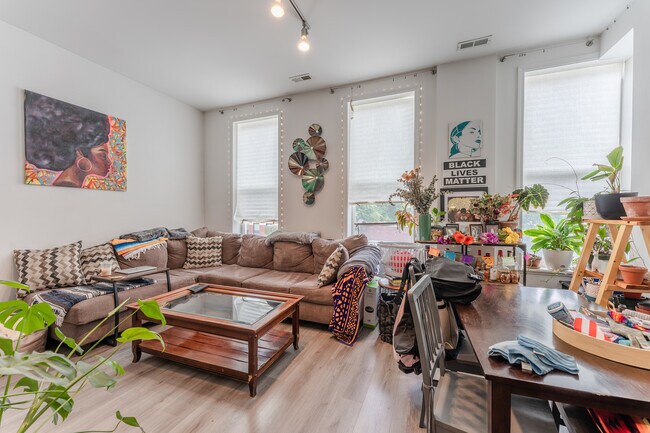 Building Photo - 2022 S Throop St