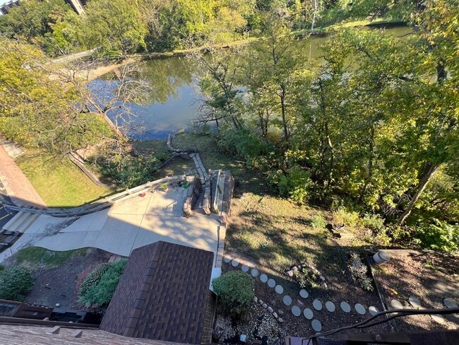 Building Photo - 5985 Lakeside Pl