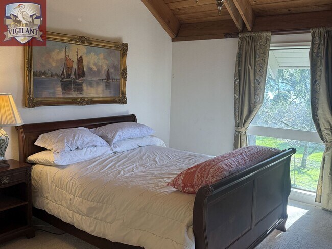 Building Photo - Amazing Furnished 4 bedroom home