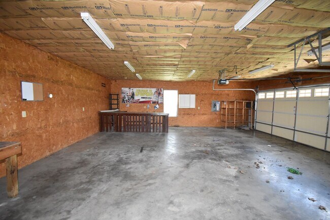 Building Photo - 2 Bedroom Home For Rent in The County!