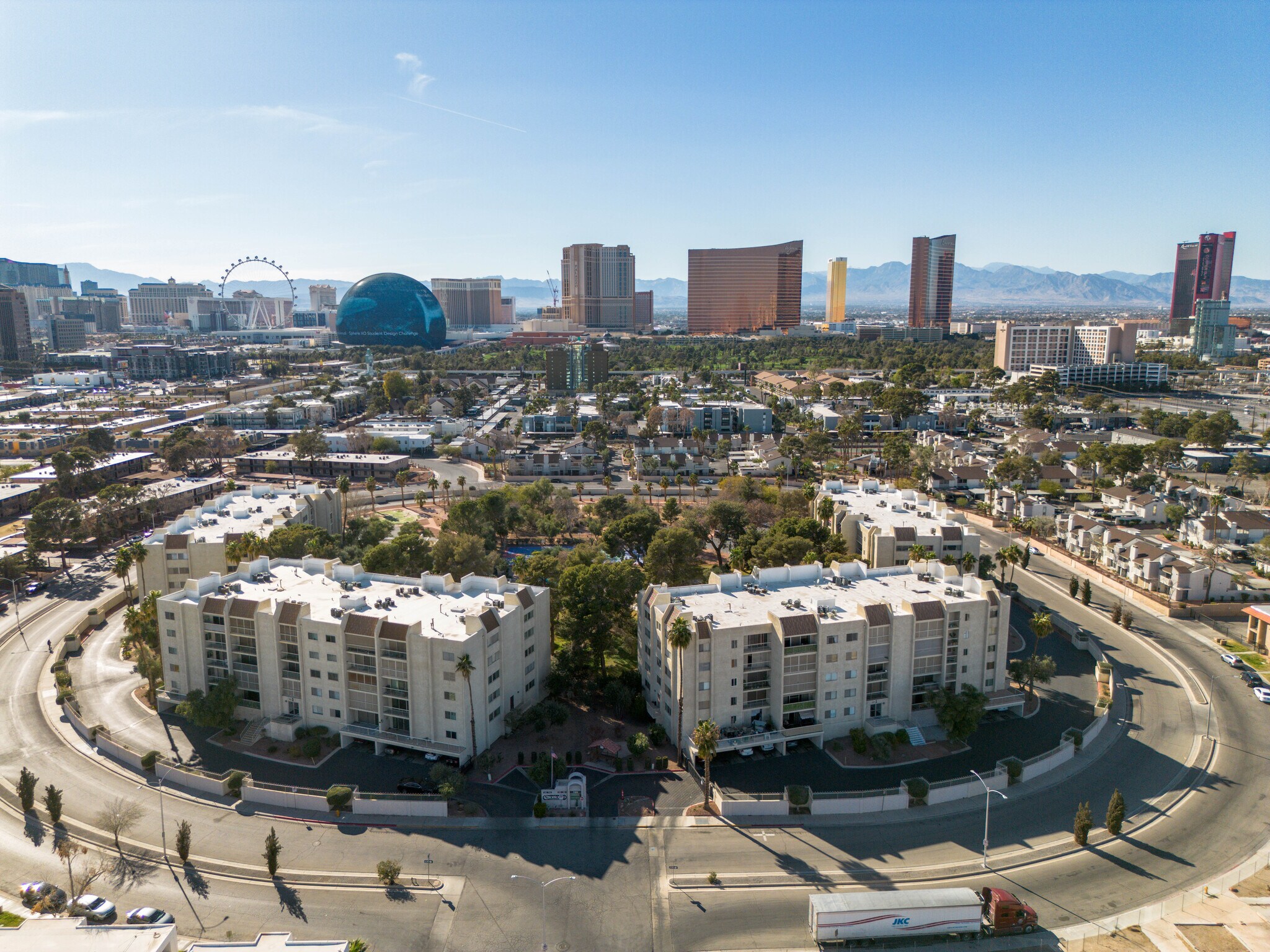 Building Photo - 725 N Royal Crest Cir