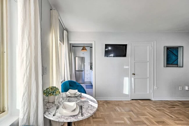 Building Photo - 1400 Hubbell Pl