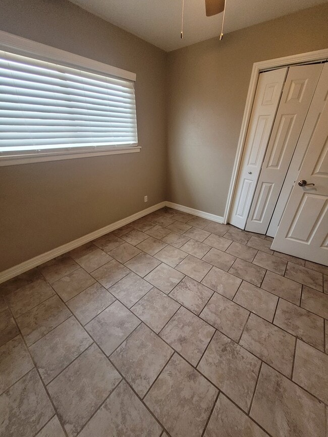 Building Photo - 3 bed 2 bath with large backyard!