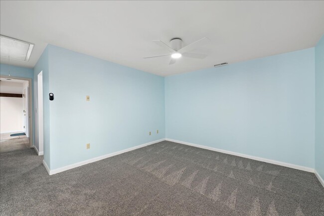 Building Photo - Yearly Rental: Spacious 3-Bedroom, 2-Bath ...