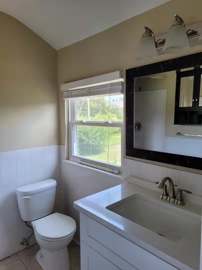 Building Photo - 520 Williamsburg Rd