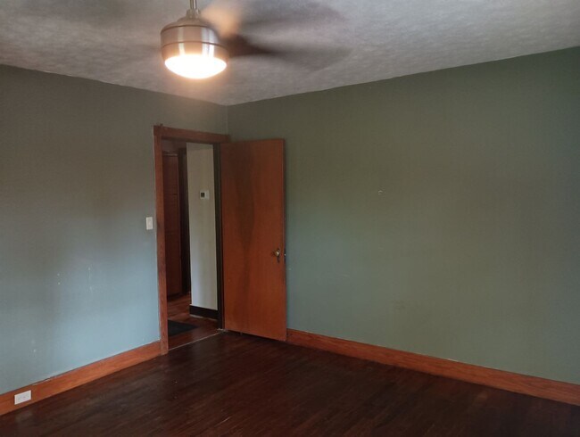 Building Photo - Cozy Ranch
