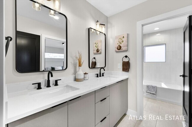 Building Photo - 830 Cherry St