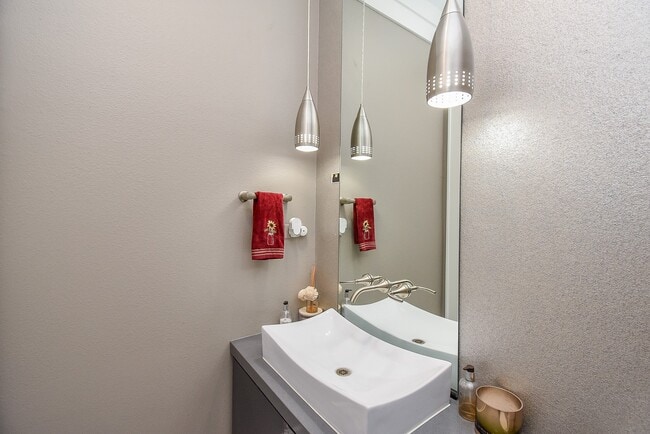 Building Photo - 1211 Rosine St