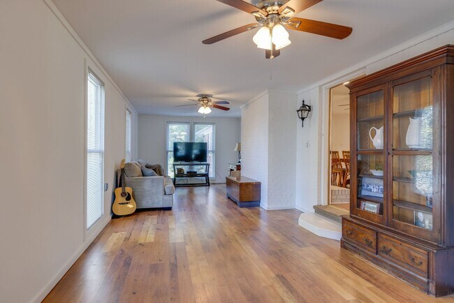 Building Photo - Stunner in North Columbia