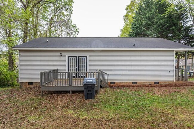 Building Photo - Like New Home off Freeman Mill. Just Paint...