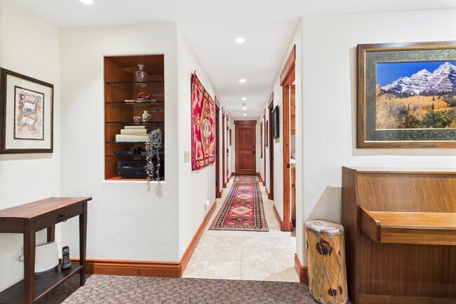 Building Photo - 593 Meadowood Dr